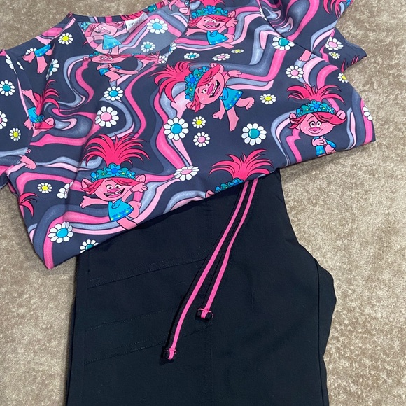 Trolls Scrub Top-Pink and Gray Scrub-star Blk bottoms. - Picture 6 of 6